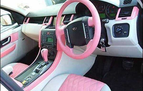 Interior Mobil Warna Putih dan Pink