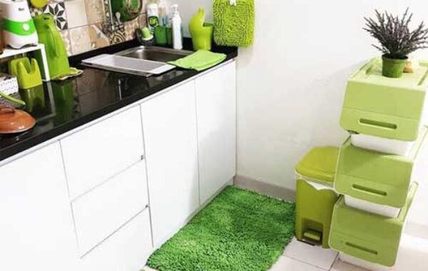 Dapur Putih Cantik dengan Peralatan Serba Hijau